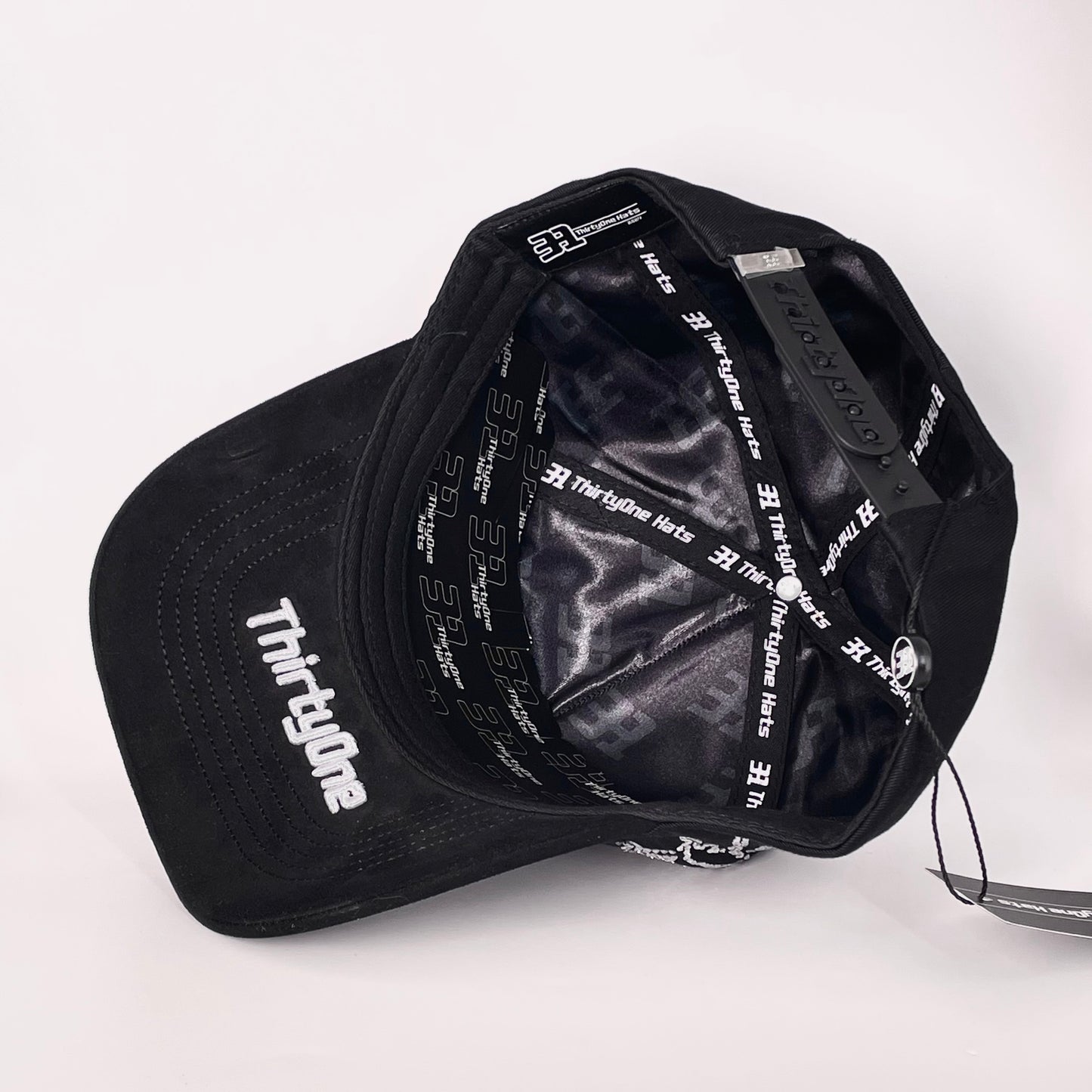 31 hats “NY Crystal Black White”