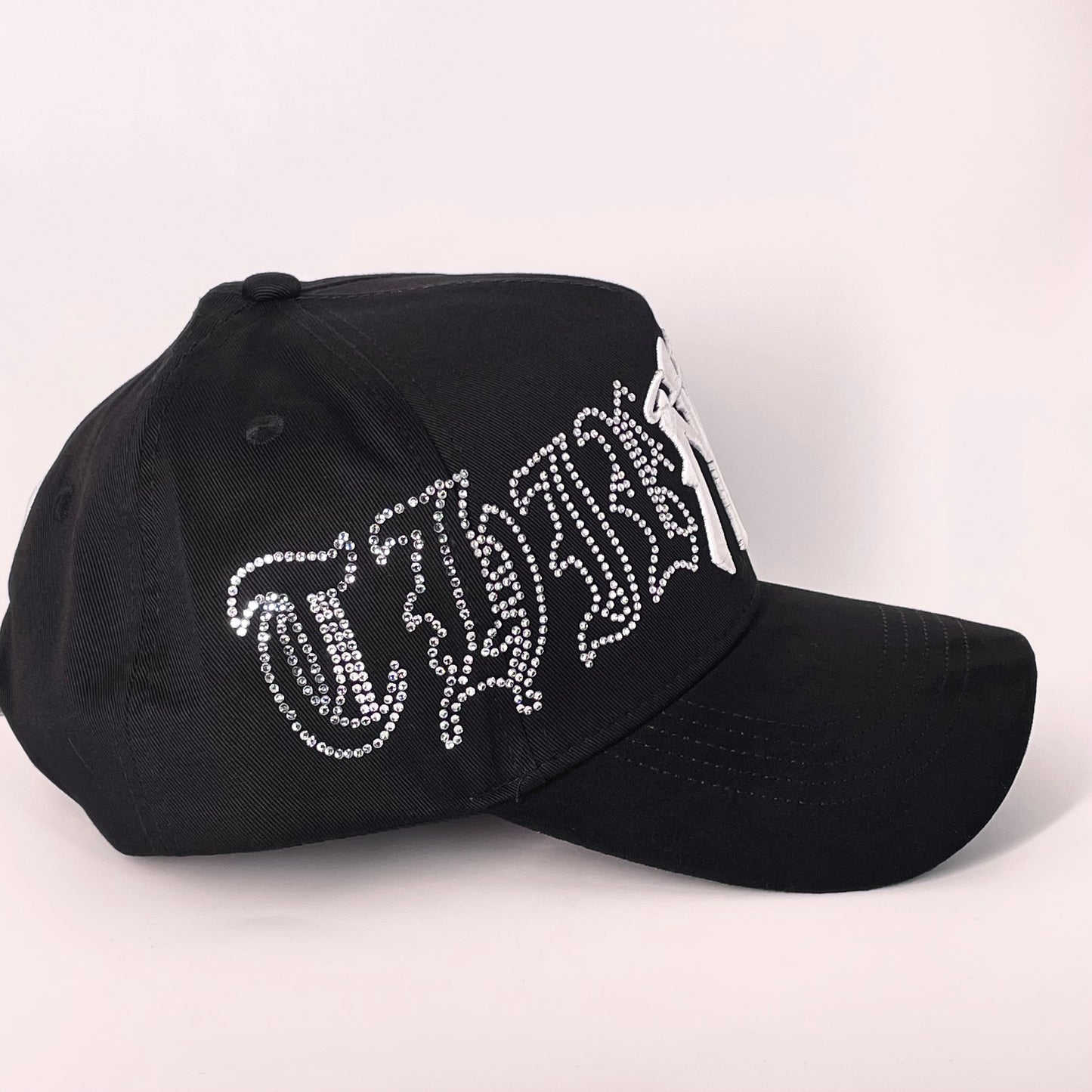 31 hats “NY Crystal Black White”